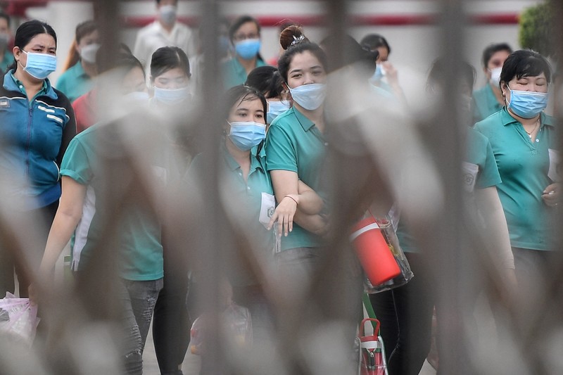 Para pekerja berpamitan kepada pemimpin mereka pada hari terakhir mereka bekerja di pabrik Taiwan Ty Hung di Kota Ho Chi Minh, Taiwan. (AFP via Getty Images/NHAC NGUYEN) Para pekerja berpamitan kepada pemimpin mereka pada hari terakhir mereka bekerja di pabrik Taiwan Ty Hung di Kota Ho Chi Minh, Taiwan. (AFP via Getty Images/NHAC NGUYEN)