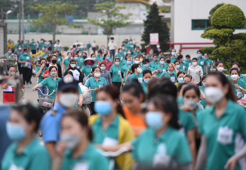 Para pekerja berpamitan kepada pemimpin mereka pada hari terakhir mereka bekerja di pabrik Taiwan Ty Hung di Kota Ho Chi Minh, Taiwan. (AFP via Getty Images/NHAC NGUYEN) Para pekerja berpamitan kepada pemimpin mereka pada hari terakhir mereka bekerja di pabrik Taiwan Ty Hung di Kota Ho Chi Minh, Taiwan. (AFP via Getty Images/NHAC NGUYEN)