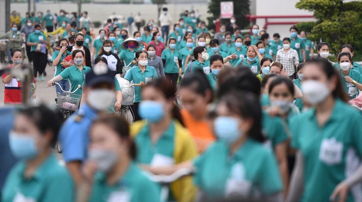 Para pekerja berpamitan kepada pemimpin mereka pada hari terakhir mereka bekerja di pabrik Taiwan Ty Hung di Kota Ho Chi Minh, Taiwan.  (AFP via Getty Images/NHAC NGUYEN)