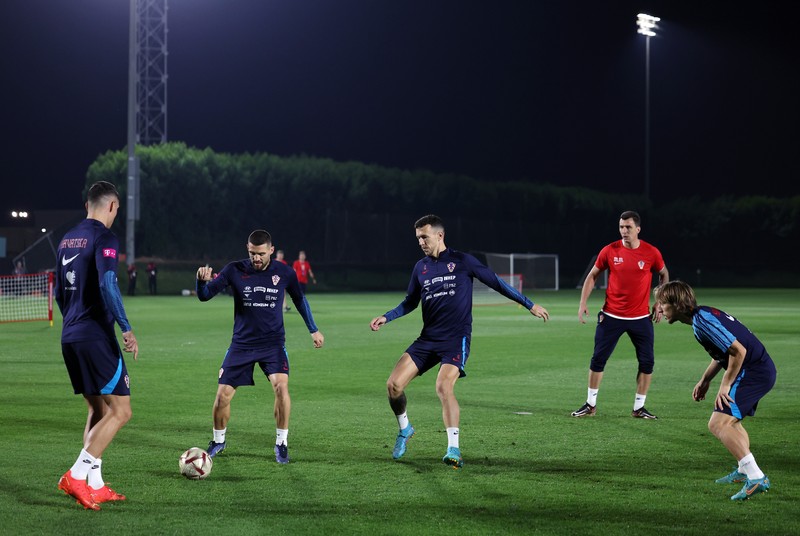 Gelandang Kroasia #10 Luka Modric mengambil bagian dalam sesi latihan di Al Erssal Training Site 3 di Doha pada 15 Desember 2022, menjelang pertandingan play-off perebutan tempat ketiga melawan Maroko pada 17 Desember selama turnamen sepak bola Piala Dunia Qatar 2022. Gelandang Kroasia Luka Modric mengambil bagian dalam sesi latihan di Al Erssal Training Site 3 di Doha pada 15 Desember 2022, menjelang pertandingan play-off perebutan tempat ketiga melawan Maroko pada 17 Desember selama turnamen sepak bola Piala Dunia Qatar 2022. (JACK GUEZ/AFP via Getty Images)