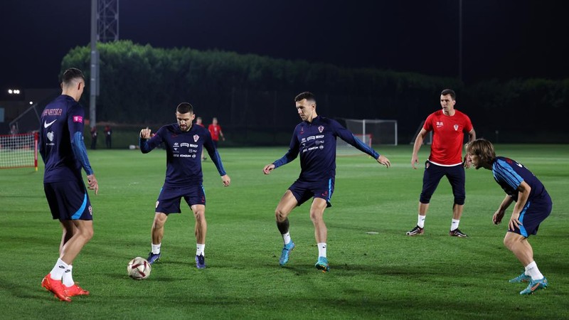 Gelandang Kroasia Luka Modric mengambil bagian dalam sesi latihan di Al Erssal Training Site 3 di Doha pada 15 Desember 2022, menjelang pertandingan play-off perebutan tempat ketiga melawan Maroko pada 17 Desember selama turnamen sepak bola Piala Dunia Qatar 2022. (JACK GUEZ/AFP via Getty Images)