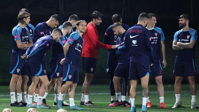 Gelandang Kroasia Luka Modric mengambil bagian dalam sesi latihan di Al Erssal Training Site 3 di Doha pada 15 Desember 2022, menjelang pertandingan play-off perebutan tempat ketiga melawan Maroko pada 17 Desember selama turnamen sepak bola Piala Dunia Qatar 2022. (JACK GUEZ/AFP via Getty Images)