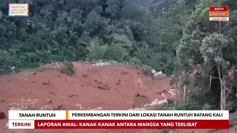 Dalam foto yang disediakan oleh Departemen Pertahanan Sipil ini, personel Pertahanan Sipil mencari orang hilang setelah tanah longsor melanda perkemahan di Batang Kali, Malaysia, Jumat, 16 Desember 2022. Tanah longsor melanda perkemahan di luar Kuala Lumpur Jumat dini hari, pemadam kebakaran Malaysia dikatakan. (Malaysia Civil Defense via AP )