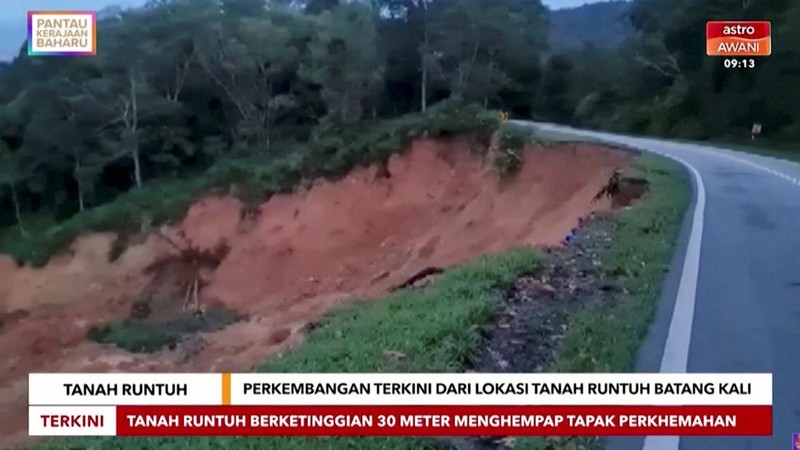 Dalam foto yang disediakan oleh Departemen Pertahanan Sipil ini, personel Pertahanan Sipil mencari orang hilang setelah tanah longsor melanda perkemahan di Batang Kali, Malaysia, Jumat, 16 Desember 2022. Tanah longsor melanda perkemahan di luar Kuala Lumpur Jumat dini hari, pemadam kebakaran Malaysia dikatakan. (Malaysia Civil Defense via AP )