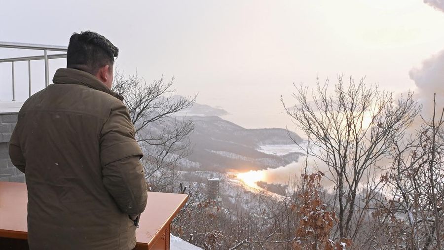 Pemimpin Korea Utara Kim Jong Un memandu uji 