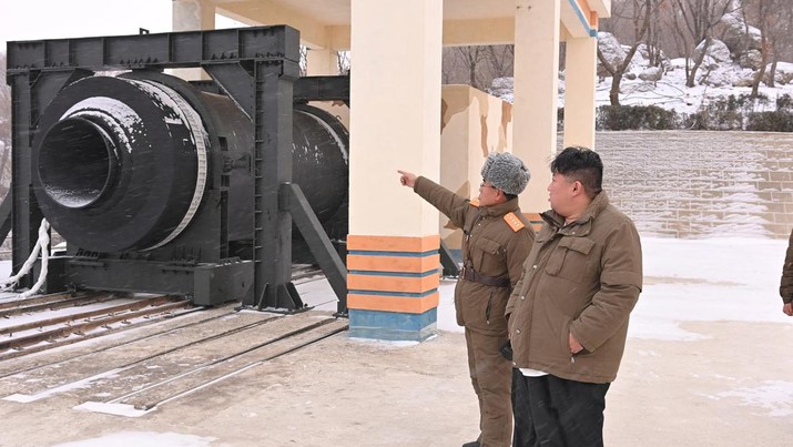 Pemimpin Korea Utara Kim Jong-un memeriksa persiapan uji 
