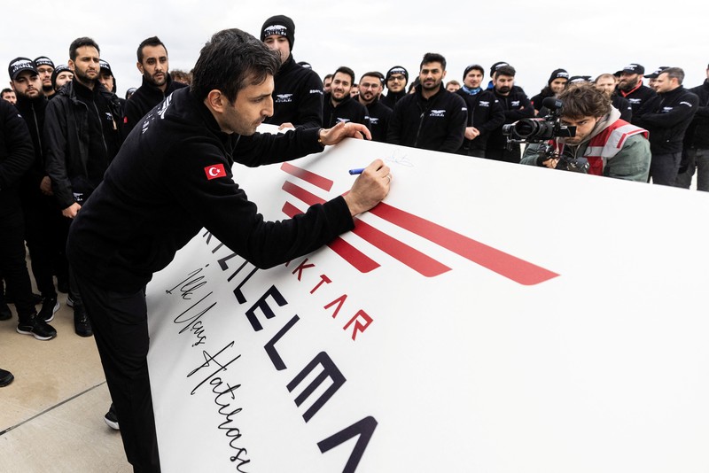 Kizilelma (Apel Merah), perusahaan pertahanan Turki Baykar kendaraan tempur udara tak berawak (UCAV) bertenaga jet pertama, lepas landas dari bandara di Corlu dekat Istanbul, Turki 14 Desember 2022. Kizilelma (Apel Merah), perusahaan pertahanan Turki Baykar kendaraan tempur udara tak berawak (UCAV) bertenaga jet pertama, lepas landas dari bandara di Corlu dekat Istanbul, Turki 14 Desember 2022. (Baykar Technologies/Handout via REUTERS)