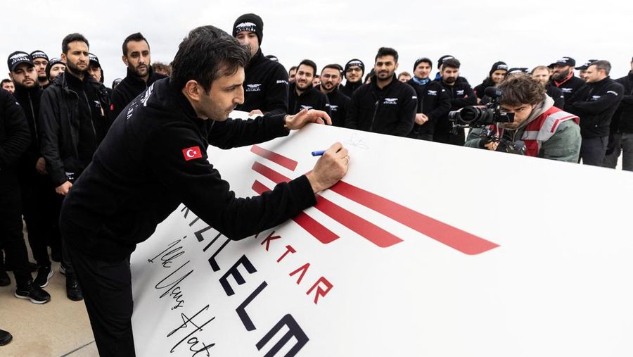 Kizilelma (Apel Merah), perusahaan pertahanan Turki Baykar kendaraan tempur udara tak berawak (UCAV) bertenaga jet pertama, lepas landas dari bandara di Corlu dekat Istanbul, Turki 14 Desember 2022. (Baykar Technologies/Handout via REUTERS)