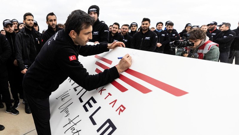 Kizilelma (Apel Merah), perusahaan pertahanan Turki Baykar kendaraan tempur udara tak berawak (UCAV) bertenaga jet pertama, lepas landas dari bandara di Corlu dekat Istanbul, Turki 14 Desember 2022. (Baykar Technologies/Handout via REUTERS)