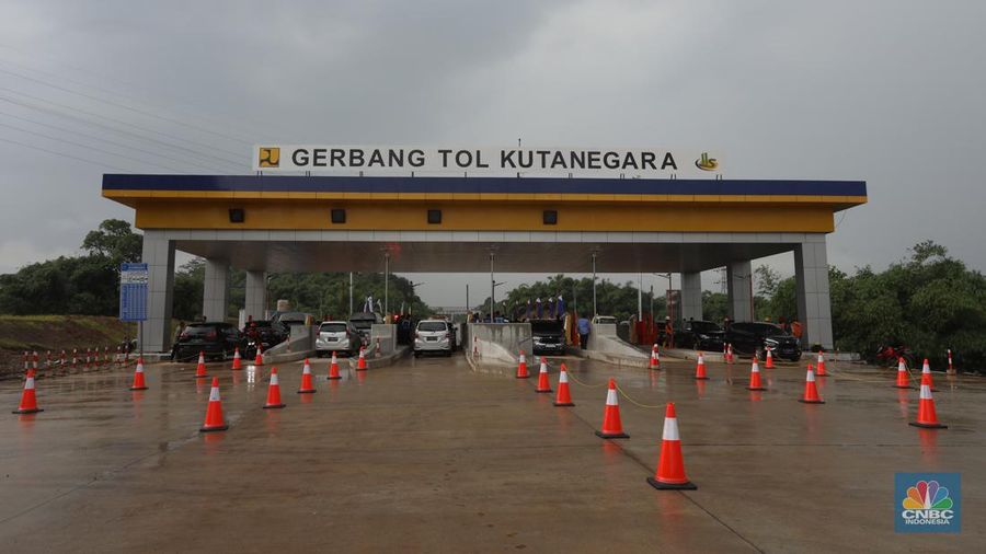 Foto udara suasana proyek jalan tol Simpang Susun Sadang, Jawa Barat, Jumat (16/12/2022). (CNBC Indonesia/Andrean Kristianto)