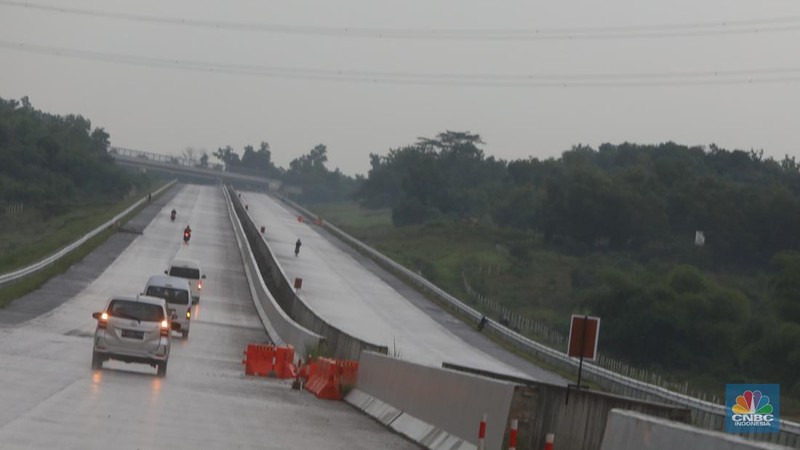 Foto udara suasana proyek jalan tol Simpang Susun Sadang, Jawa Barat, Jumat (16/12/2022). (CNBC Indonesia/Andrean Kristianto)