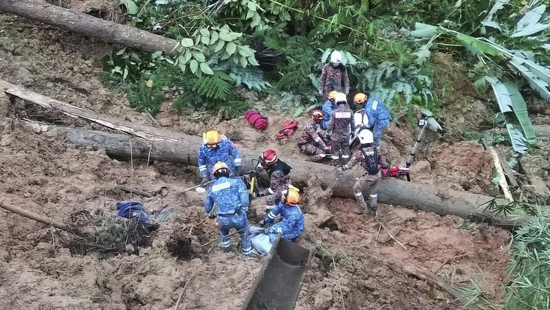 Dalam foto yang disediakan oleh Departemen Pertahanan Sipil ini, personel Pertahanan Sipil mencari orang hilang setelah tanah longsor melanda perkemahan di Batang Kali, Malaysia, Jumat, 16 Desember 2022. Tanah longsor melanda perkemahan di luar Kuala Lumpur Jumat dini hari, pemadam kebakaran Malaysia dikatakan. (Malaysia Civil Defense via AP )
