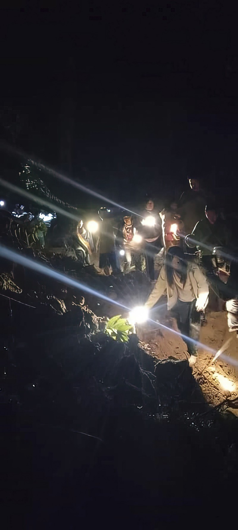 Tanah longsor melanda perkemahan di luar Kuala Lumpur Jumat dini hari Dalam foto yang disediakan oleh Departemen Pertahanan Sipil ini, personel Pertahanan Sipil mencari orang hilang setelah tanah longsor melanda perkemahan di Batang Kali, Malaysia, Jumat, 16 Desember 2022. Tanah longsor melanda perkemahan di luar Kuala Lumpur Jumat dini hari, pemadam kebakaran Malaysia dikatakan. (Malaysia Civil Defense via AP )