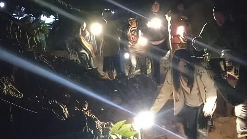 Dalam foto yang disediakan oleh Departemen Pertahanan Sipil ini, personel Pertahanan Sipil mencari orang hilang setelah tanah longsor melanda perkemahan di Batang Kali, Malaysia, Jumat, 16 Desember 2022. Tanah longsor melanda perkemahan di luar Kuala Lumpur Jumat dini hari, pemadam kebakaran Malaysia dikatakan. (Malaysia Civil Defense via AP )