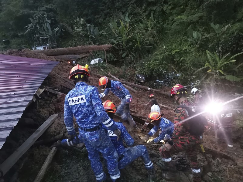 Tanah longsor melanda perkemahan di luar Kuala Lumpur Jumat dini hari Dalam foto yang disediakan oleh Departemen Pertahanan Sipil ini, personel Pertahanan Sipil mencari orang hilang setelah tanah longsor melanda perkemahan di Batang Kali, Malaysia, Jumat, 16 Desember 2022. Tanah longsor melanda perkemahan di luar Kuala Lumpur Jumat dini hari, pemadam kebakaran Malaysia dikatakan. (Malaysia Civil Defense via AP )