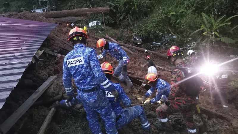 Dalam foto yang disediakan oleh Departemen Pertahanan Sipil ini, personel Pertahanan Sipil mencari orang hilang setelah tanah longsor melanda perkemahan di Batang Kali, Malaysia, Jumat, 16 Desember 2022. Tanah longsor melanda perkemahan di luar Kuala Lumpur Jumat dini hari, pemadam kebakaran Malaysia dikatakan. (Malaysia Civil Defense via AP )