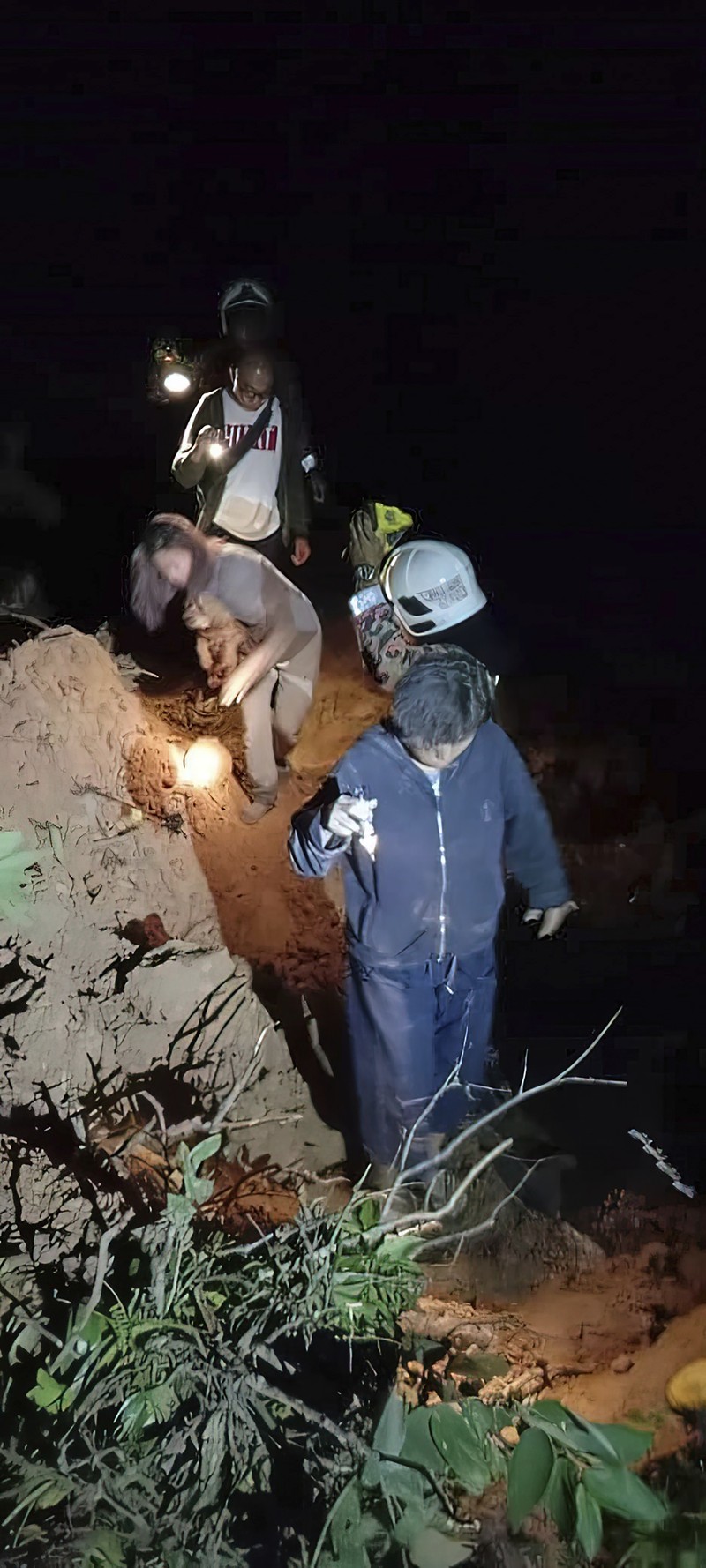 Tanah longsor melanda perkemahan di luar Kuala Lumpur Jumat dini hari Dalam foto yang disediakan oleh Departemen Pertahanan Sipil ini, personel Pertahanan Sipil mencari orang hilang setelah tanah longsor melanda perkemahan di Batang Kali, Malaysia, Jumat, 16 Desember 2022. Tanah longsor melanda perkemahan di luar Kuala Lumpur Jumat dini hari, pemadam kebakaran Malaysia dikatakan. (Malaysia Civil Defense via AP )