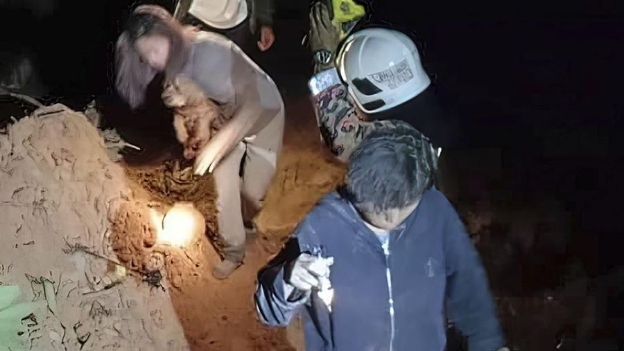 Dalam foto yang disediakan oleh Departemen Pertahanan Sipil ini, personel Pertahanan Sipil mencari orang hilang setelah tanah longsor melanda perkemahan di Batang Kali, Malaysia, Jumat, 16 Desember 2022. Tanah longsor melanda perkemahan di luar Kuala Lumpur Jumat dini hari, pemadam kebakaran Malaysia dikatakan. (Malaysia Civil Defense via AP )