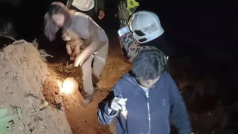Dalam foto yang disediakan oleh Departemen Pertahanan Sipil ini, personel Pertahanan Sipil mencari orang hilang setelah tanah longsor melanda perkemahan di Batang Kali, Malaysia, Jumat, 16 Desember 2022. Tanah longsor melanda perkemahan di luar Kuala Lumpur Jumat dini hari, pemadam kebakaran Malaysia dikatakan. (Malaysia Civil Defense via AP )
