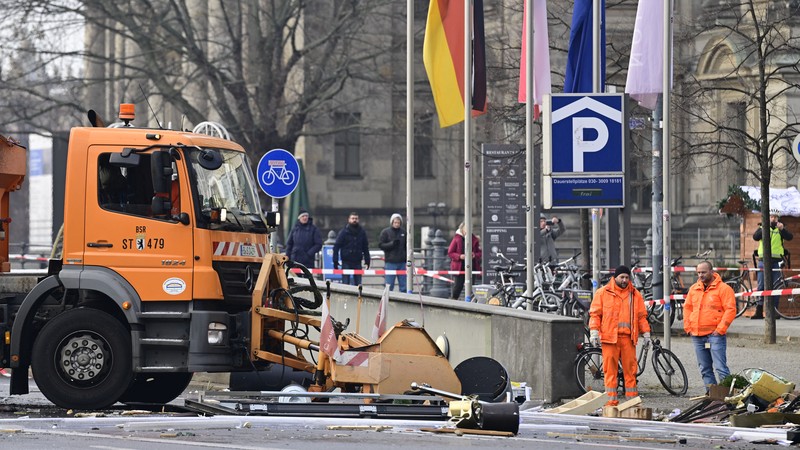 Akuarium Besar Pecah di hotel Radisson Blu, Berlin Petugas mengevakuasi ikan hidup di baskom saat mereka membersihkan puing hotel Radisson Blu setelah akuarium besar yang terletak di lobi hotel meledak di Berlin, Jumat (16/12/2022). Akuarium yang dapat menampung 1.500 ikan tropis dari 80 jenis spesies berbeda dan memiliki tinggi 25 meter dan satu juta liter air itu pecah yang adanya penutupan jalan disekitar lokasi kejadian. (Photo by JOHN MACDOUGALL/AFP via Getty Images)