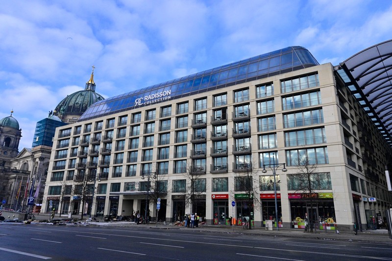 Petugas mengevakuasi ikan hidup di baskom saat mereka membersihkan puing hotel Radisson Blu setelah akuarium besar yang terletak di lobi hotel meledak di Berlin, Jumat (16/12/2022).  Akuarium yang dapat menampung 1.500 ikan tropis dari 80 jenis spesies berbeda dan memiliki tinggi 25 meter dan satu juta liter air itu pecah yang adanya penutupan jalan disekitar lokasi kejadian. (Photo by JOHN MACDOUGALL/AFP via Getty Images)