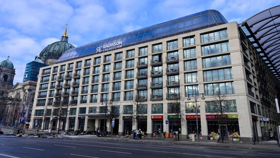 Petugas mengevakuasi ikan hidup di baskom saat mereka membersihkan puing hotel Radisson Blu setelah akuarium besar yang terletak di lobi hotel meledak di Berlin, Jumat (16/12/2022).  Akuarium yang dapat menampung 1.500 ikan tropis dari 80 jenis spesies berbeda dan memiliki tinggi 25 meter dan satu juta liter air itu pecah yang adanya penutupan jalan disekitar lokasi kejadian. (Photo by JOHN MACDOUGALL/AFP via Getty Images)