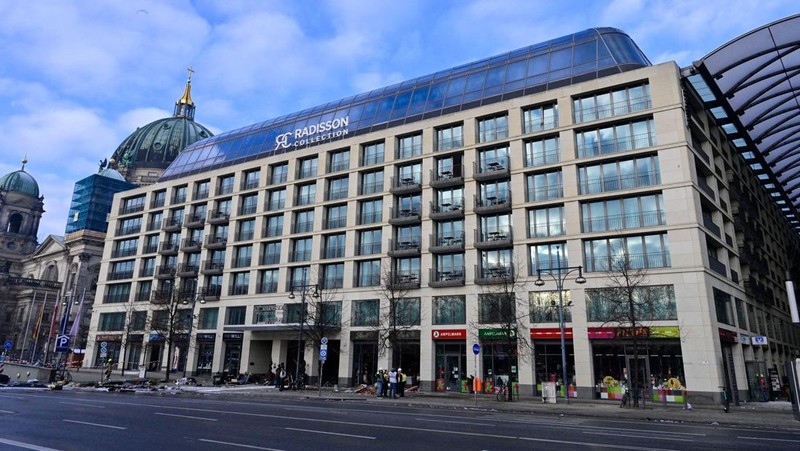 Petugas mengevakuasi ikan hidup di baskom saat mereka membersihkan puing hotel Radisson Blu setelah akuarium besar yang terletak di lobi hotel meledak di Berlin, Jumat (16/12/2022).  Akuarium yang dapat menampung 1.500 ikan tropis dari 80 jenis spesies berbeda dan memiliki tinggi 25 meter dan satu juta liter air itu pecah yang adanya penutupan jalan disekitar lokasi kejadian. (Photo by JOHN MACDOUGALL/AFP via Getty Images)