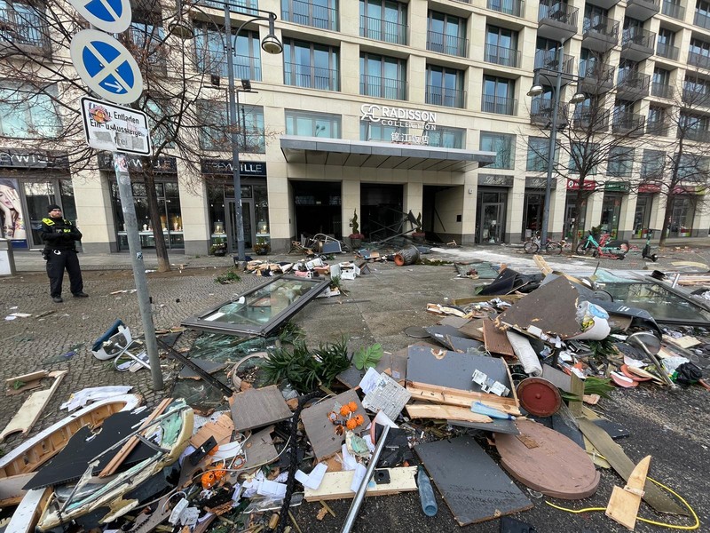 Petugas mengevakuasi ikan hidup di baskom saat mereka membersihkan puing hotel Radisson Blu setelah akuarium besar yang terletak di lobi hotel meledak di Berlin, Jumat (16/12/2022).  Akuarium yang dapat menampung 1.500 ikan tropis dari 80 jenis spesies berbeda dan memiliki tinggi 25 meter dan satu juta liter air itu pecah yang adanya penutupan jalan disekitar lokasi kejadian. (Photo by JOHN MACDOUGALL/AFP via Getty Images)