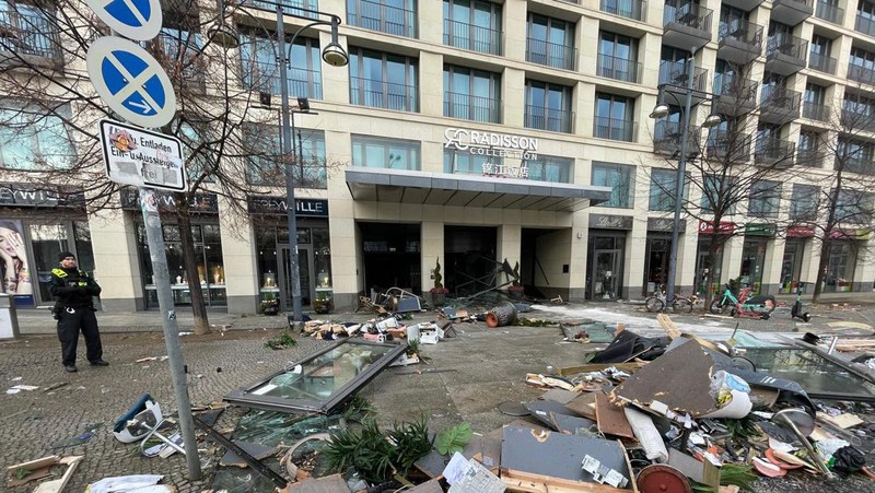 Petugas mengevakuasi ikan hidup di baskom saat mereka membersihkan puing hotel Radisson Blu setelah akuarium besar yang terletak di lobi hotel meledak di Berlin, Jumat (16/12/2022).  Akuarium yang dapat menampung 1.500 ikan tropis dari 80 jenis spesies berbeda dan memiliki tinggi 25 meter dan satu juta liter air itu pecah yang adanya penutupan jalan disekitar lokasi kejadian. (Photo by JOHN MACDOUGALL/AFP via Getty Images)