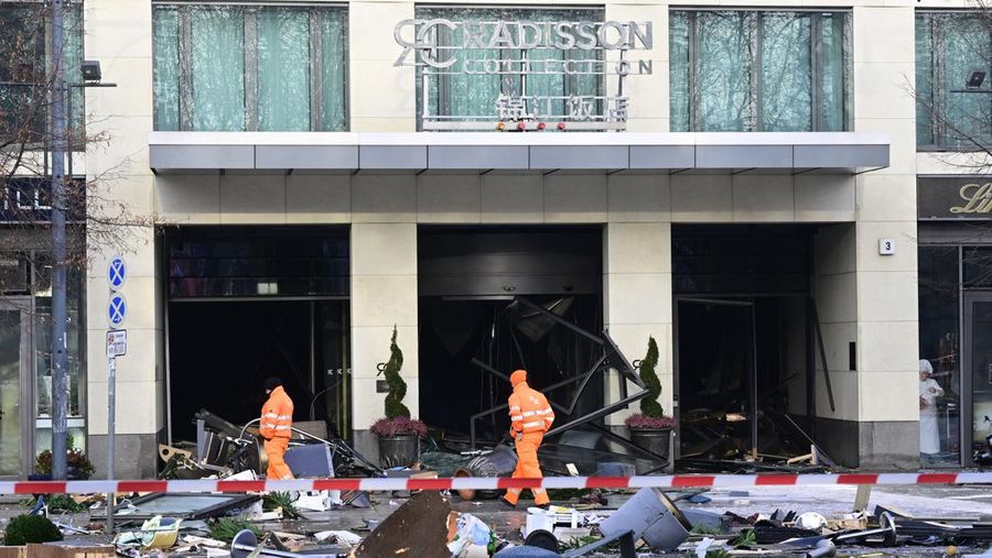 Petugas mengevakuasi ikan hidup di baskom saat mereka membersihkan puing hotel Radisson Blu setelah akuarium besar yang terletak di lobi hotel meledak di Berlin, Jumat (16/12/2022).  Akuarium yang dapat menampung 1.500 ikan tropis dari 80 jenis spesies berbeda dan memiliki tinggi 25 meter dan satu juta liter air itu pecah yang adanya penutupan jalan disekitar lokasi kejadian. (Photo by JOHN MACDOUGALL/AFP via Getty Images)