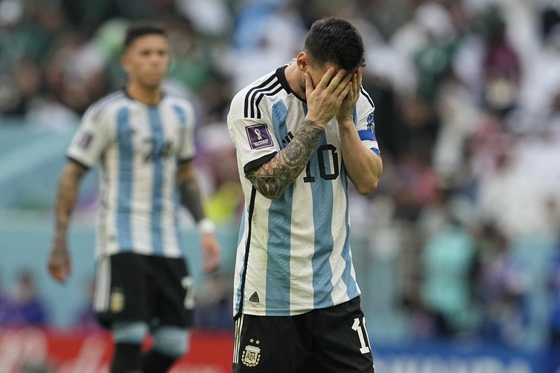 Penyerang #10 Argentina Lionel Messi bereaksi selama pertandingan sepak bola Grup C Piala Dunia Qatar 2022 antara Argentina dan Arab Saudi di Stadion Lusail di Lusail, utara Doha, Qatar, Selasa (22/11/2022). (Photo by ANTONIN THUILLIER/AFP via Getty Images)