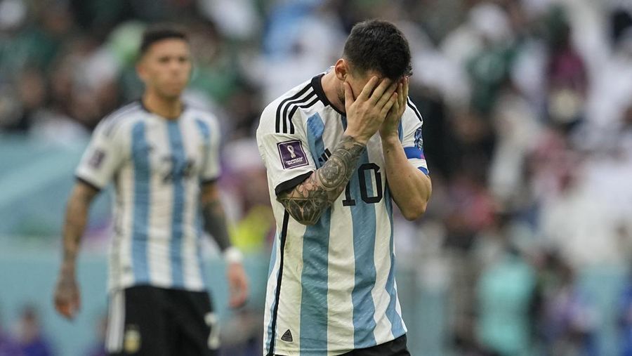 Penyerang #10 Argentina Lionel Messi bereaksi selama pertandingan sepak bola Grup C Piala Dunia Qatar 2022 antara Argentina dan Arab Saudi di Stadion Lusail di Lusail, utara Doha, Qatar, Selasa (22/11/2022). (Photo by ANTONIN THUILLIER/AFP via Getty Images)