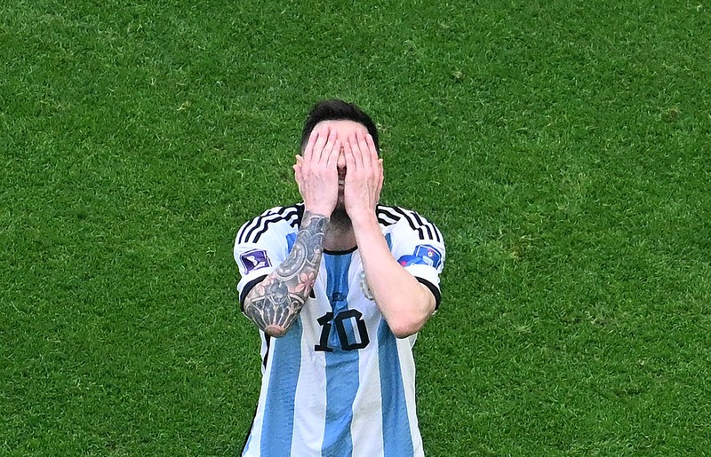 Penyerang #10 Argentina Lionel Messi bereaksi selama pertandingan sepak bola Grup C Piala Dunia Qatar 2022 antara Argentina dan Arab Saudi Penyerang #10 Argentina Lionel Messi bereaksi selama pertandingan sepak bola Grup C Piala Dunia Qatar 2022 antara Argentina dan Arab Saudi di Stadion Lusail di Lusail, utara Doha, Qatar, Selasa (22/11/2022). (Photo by ANTONIN THUILLIER/AFP via Getty Images)