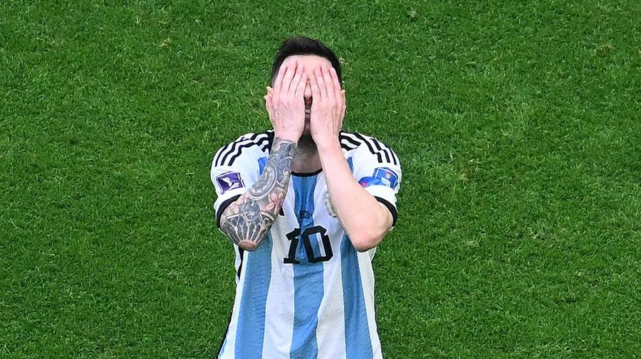 Penyerang #10 Argentina Lionel Messi bereaksi selama pertandingan sepak bola Grup C Piala Dunia Qatar 2022 antara Argentina dan Arab Saudi di Stadion Lusail di Lusail, utara Doha, Qatar, Selasa (22/11/2022). (Photo by ANTONIN THUILLIER/AFP via Getty Images)