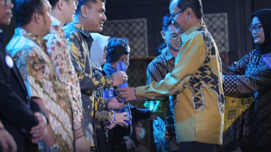 Pelaksana Tugas (Plt) Direktur Jenderal Pendidikan Tinggi, Riset dan Teknologi Kemendikbud Ristek Nizam bersama General Manajer Institutional Banking 2 BNI Efrizal pada ajang Anugerah Dikti Ristek 2022 di Jakarta, Kamis (15/12).