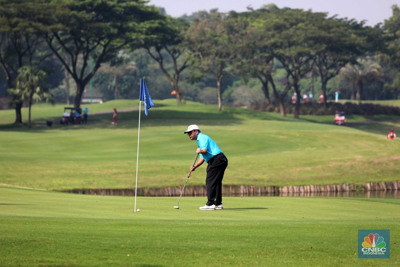 CNBC Indonesia Golf Tournament 'End of Year Fun Match' di Royale Golf Halim CNBC Indonesia Golf Tournament 'End of Year Fun Match' di Royale Golf Halim, Jakarta, Minggu (18/12/2022). (CNBC Indonesia/ Muhammad Sabki)