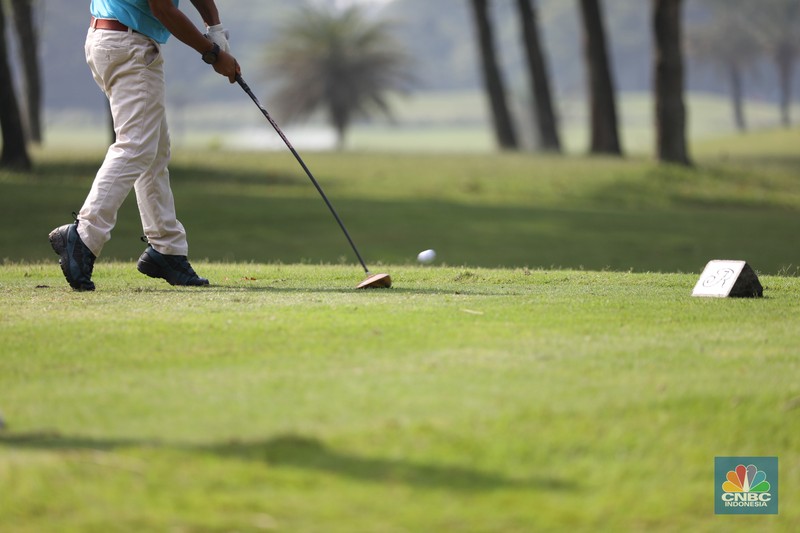 CNBC Indonesia Golf Tournament 'End of Year Fun Match' di Royale Golf Halim CNBC Indonesia Golf Tournament 'End of Year Fun Match' di Royale Golf Halim, Jakarta, Minggu (18/12/2022). (CNBC Indonesia/ Muhammad Sabki)