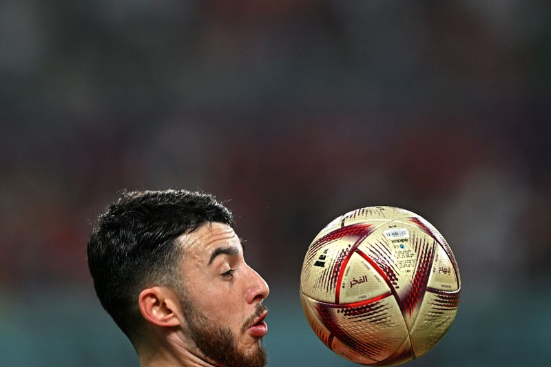 Pemain Maroko Achraf Dari (tengah) mencetak gol pembuka timnya selama pertandingan sepak bola perebutan tempat ketiga Piala Dunia antara Kroasia dan Maroko di Stadion Internasional Khalifa di Doha, Qatar, Sabtu (17/12/2022). Kroasia berhasil mengalahkan Maroko 2-1 pada perebutan posisi ketiga Piala Dunia 2022. Hasil itu menobatkan Kroasia sebagai juara ketiga pada Piala Dunia edisi kali ini.  (AP Photo/Frank Augstein)
