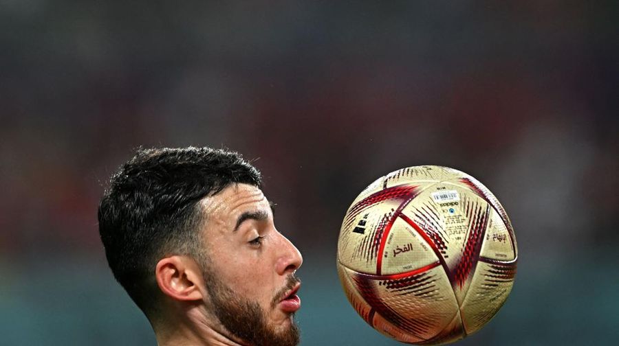 Pemain Maroko Achraf Dari (tengah) mencetak gol pembuka timnya selama pertandingan sepak bola perebutan tempat ketiga Piala Dunia antara Kroasia dan Maroko di Stadion Internasional Khalifa di Doha, Qatar, Sabtu (17/12/2022). Kroasia berhasil mengalahkan Maroko 2-1 pada perebutan posisi ketiga Piala Dunia 2022. Hasil itu menobatkan Kroasia sebagai juara ketiga pada Piala Dunia edisi kali ini.  (AP Photo/Frank Augstein)