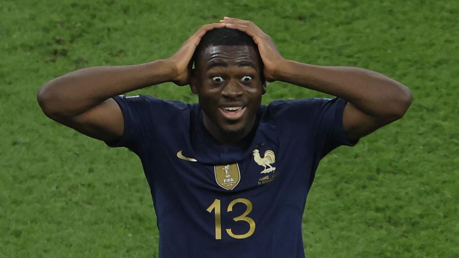 Gelandang Prancis #13 Youssouf Fofana merayakan kemenangan setelah timnya memenangkan pertandingan sepak bola semifinal Piala Dunia Qatar 2022 antara Prancis dan Maroko di Stadion Al-Bayt di Al Khor, utara Doha, Qatar, Rabu (14/12/2022). (Photo by ODD ANDERSEN/AFP via Getty Images)