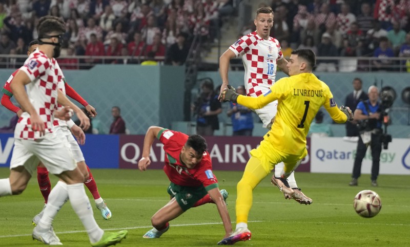 Gol Pertama Maroko Achraf Dari saat pertandingan sepak bola perebutan tempat ketiga Piala Dunia antara Kroasia dan Maroko Pemain Maroko Achraf Dari (tengah) mencetak gol pembuka timnya selama pertandingan sepak bola perebutan tempat ketiga Piala Dunia antara Kroasia dan Maroko di Stadion Internasional Khalifa di Doha, Qatar, Sabtu (17/12/2022). Kroasia berhasil mengalahkan Maroko 2-1 pada perebutan posisi ketiga Piala Dunia 2022. Hasil itu menobatkan Kroasia sebagai juara ketiga pada Piala Dunia edisi kali ini. (AP Photo/Frank Augstein)