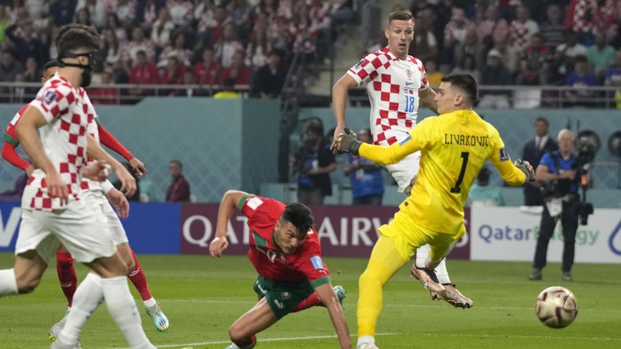 Pemain Maroko Achraf Dari (tengah) mencetak gol pembuka timnya selama pertandingan sepak bola perebutan tempat ketiga Piala Dunia antara Kroasia dan Maroko di Stadion Internasional Khalifa di Doha, Qatar, Sabtu (17/12/2022). Kroasia berhasil mengalahkan Maroko 2-1 pada perebutan posisi ketiga Piala Dunia 2022. Hasil itu menobatkan Kroasia sebagai juara ketiga pada Piala Dunia edisi kali ini.  (AP Photo/Frank Augstein)