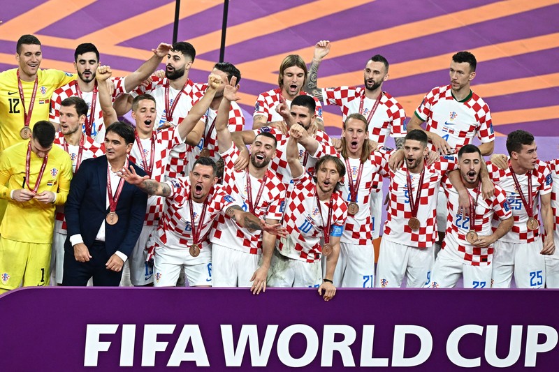 Gol Pertama Maroko Achraf Dari saat pertandingan sepak bola perebutan tempat ketiga Piala Dunia antara Kroasia dan Maroko Pemain Maroko Achraf Dari (tengah) mencetak gol pembuka timnya selama pertandingan sepak bola perebutan tempat ketiga Piala Dunia antara Kroasia dan Maroko di Stadion Internasional Khalifa di Doha, Qatar, Sabtu (17/12/2022). Kroasia berhasil mengalahkan Maroko 2-1 pada perebutan posisi ketiga Piala Dunia 2022. Hasil itu menobatkan Kroasia sebagai juara ketiga pada Piala Dunia edisi kali ini. (AP Photo/Frank Augstein)