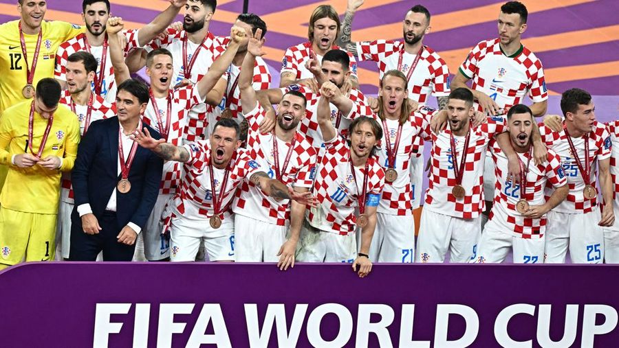 Pemain Maroko Achraf Dari (tengah) mencetak gol pembuka timnya selama pertandingan sepak bola perebutan tempat ketiga Piala Dunia antara Kroasia dan Maroko di Stadion Internasional Khalifa di Doha, Qatar, Sabtu (17/12/2022). Kroasia berhasil mengalahkan Maroko 2-1 pada perebutan posisi ketiga Piala Dunia 2022. Hasil itu menobatkan Kroasia sebagai juara ketiga pada Piala Dunia edisi kali ini.  (AP Photo/Frank Augstein)