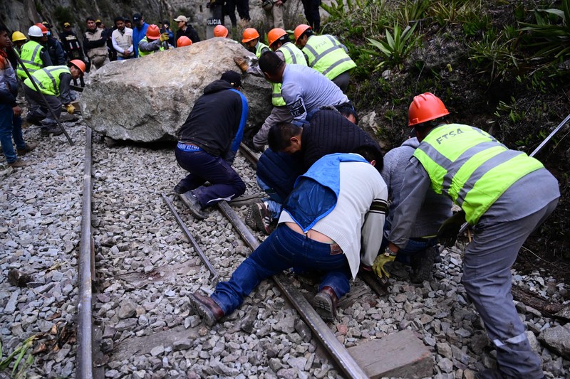 Turis yang terdampar usai mengunjungi benteng Inca di Machu Picchu treck dievakuasi dengan kereta api ke Ollantaytambo, Peru, Sabtu (17/12/2022). Ratusan turis terlantar di Kota Machu Picchu karena akses kereta dihentikan usai Peru mendeklarasikan status darurat menyusul pemakzulan dan penahanan mantan presiden Pedro Castillo pada tengah pekan ini. Kedaruratan ini dipicu krisis politik dan kerusuhan berdarah yang hingga kini sudah menewaskan setidaknya 20 orang dan 340 lainnya luka-luka. (Photo by MARTIN BERNETTI/AFP via Getty Images)