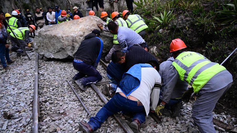 Turis yang terdampar usai mengunjungi benteng Inca di Machu Picchu treck dievakuasi dengan kereta api ke Ollantaytambo, Peru, Sabtu (17/12/2022). Ratusan turis terlantar di Kota Machu Picchu karena akses kereta dihentikan usai Peru mendeklarasikan status darurat menyusul pemakzulan dan penahanan mantan presiden Pedro Castillo pada tengah pekan ini. Kedaruratan ini dipicu krisis politik dan kerusuhan berdarah yang hingga kini sudah menewaskan setidaknya 20 orang dan 340 lainnya luka-luka. (Photo by MARTIN BERNETTI/AFP via Getty Images)