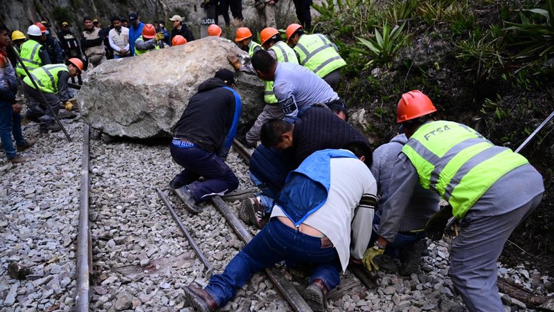 Turis yang terdampar usai mengunjungi benteng Inca di Machu Picchu treck dievakuasi dengan kereta api ke Ollantaytambo, Peru, Sabtu (17/12/2022). Ratusan turis terlantar di Kota Machu Picchu karena akses kereta dihentikan usai Peru mendeklarasikan status darurat menyusul pemakzulan dan penahanan mantan presiden Pedro Castillo pada tengah pekan ini. Kedaruratan ini dipicu krisis politik dan kerusuhan berdarah yang hingga kini sudah menewaskan setidaknya 20 orang dan 340 lainnya luka-luka. (Photo by MARTIN BERNETTI/AFP via Getty Images)