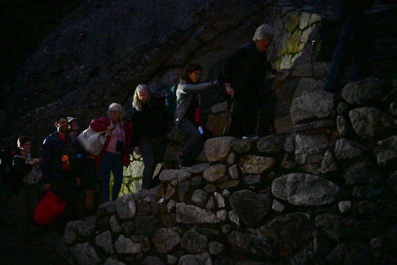 Turis yang terdampar usai mengunjungi benteng Inca di Machu Picchu treck dievakuasi dengan kereta api ke Ollantaytambo, Peru, Sabtu (17/12/2022). Ratusan turis terlantar di Kota Machu Picchu karena akses kereta dihentikan usai Peru mendeklarasikan status darurat menyusul pemakzulan dan penahanan mantan presiden Pedro Castillo pada tengah pekan ini. Kedaruratan ini dipicu krisis politik dan kerusuhan berdarah yang hingga kini sudah menewaskan setidaknya 20 orang dan 340 lainnya luka-luka. (Photo by MARTIN BERNETTI/AFP via Getty Images)