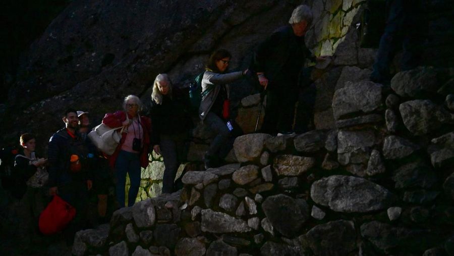 Turis yang terdampar usai mengunjungi benteng Inca di Machu Picchu treck dievakuasi dengan kereta api ke Ollantaytambo, Peru, Sabtu (17/12/2022). Ratusan turis terlantar di Kota Machu Picchu karena akses kereta dihentikan usai Peru mendeklarasikan status darurat menyusul pemakzulan dan penahanan mantan presiden Pedro Castillo pada tengah pekan ini. Kedaruratan ini dipicu krisis politik dan kerusuhan berdarah yang hingga kini sudah menewaskan setidaknya 20 orang dan 340 lainnya luka-luka. (Photo by MARTIN BERNETTI/AFP via Getty Images)