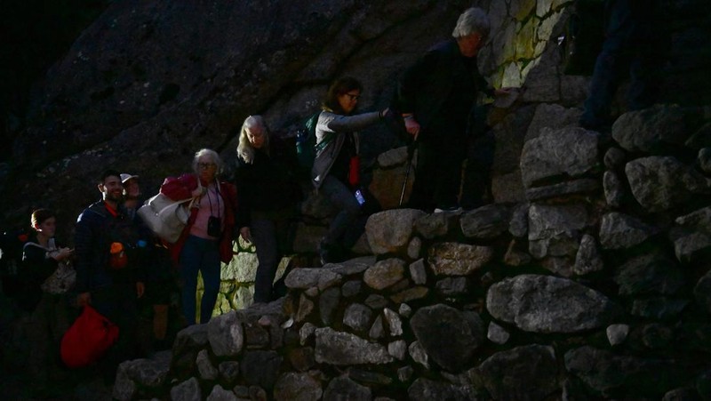 Turis yang terdampar usai mengunjungi benteng Inca di Machu Picchu treck dievakuasi dengan kereta api ke Ollantaytambo, Peru, Sabtu (17/12/2022). Ratusan turis terlantar di Kota Machu Picchu karena akses kereta dihentikan usai Peru mendeklarasikan status darurat menyusul pemakzulan dan penahanan mantan presiden Pedro Castillo pada tengah pekan ini. Kedaruratan ini dipicu krisis politik dan kerusuhan berdarah yang hingga kini sudah menewaskan setidaknya 20 orang dan 340 lainnya luka-luka. (Photo by MARTIN BERNETTI/AFP via Getty Images)